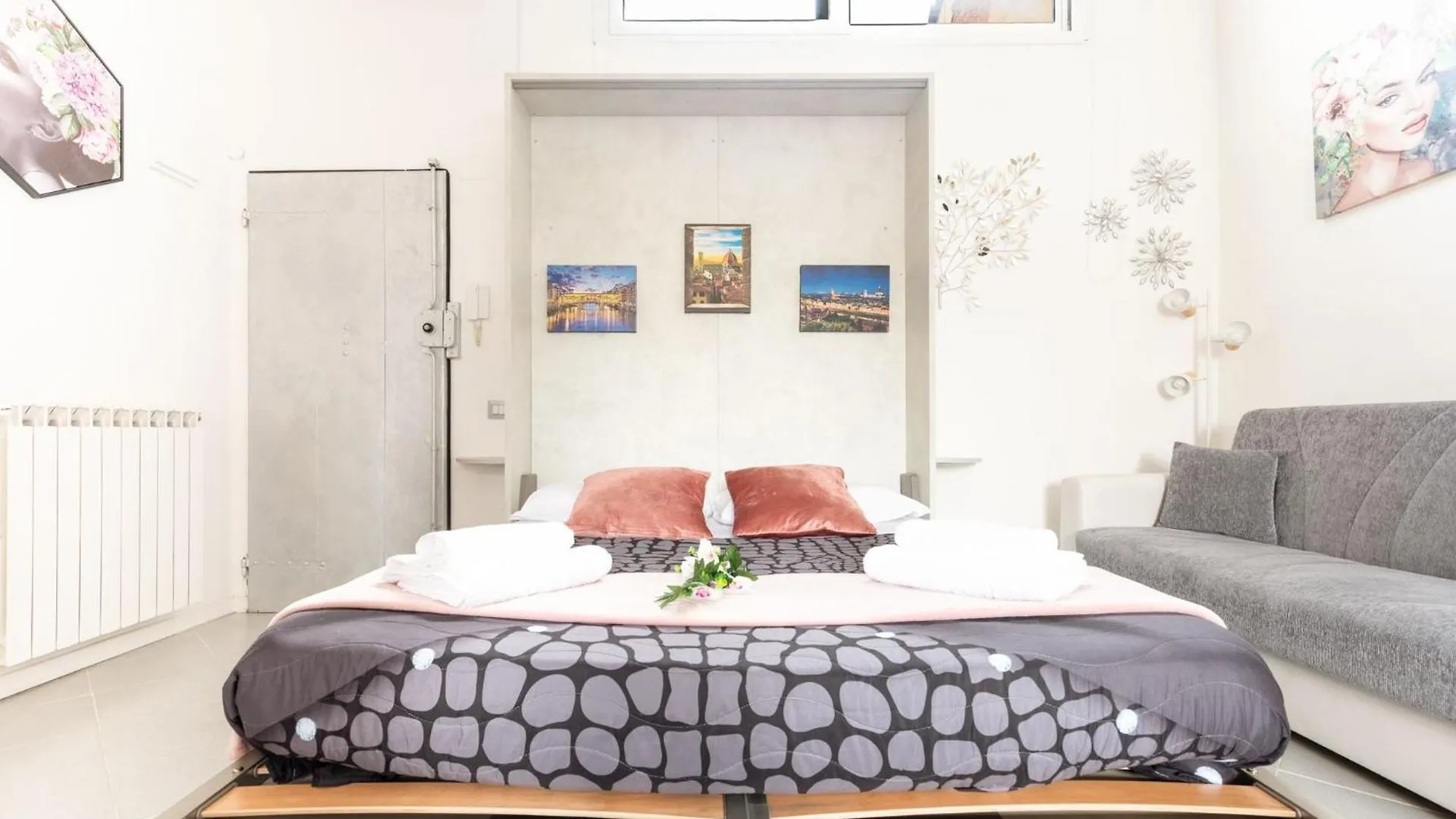 Apartment Loft Overlooking The Rooftops In Santa Croce Florence