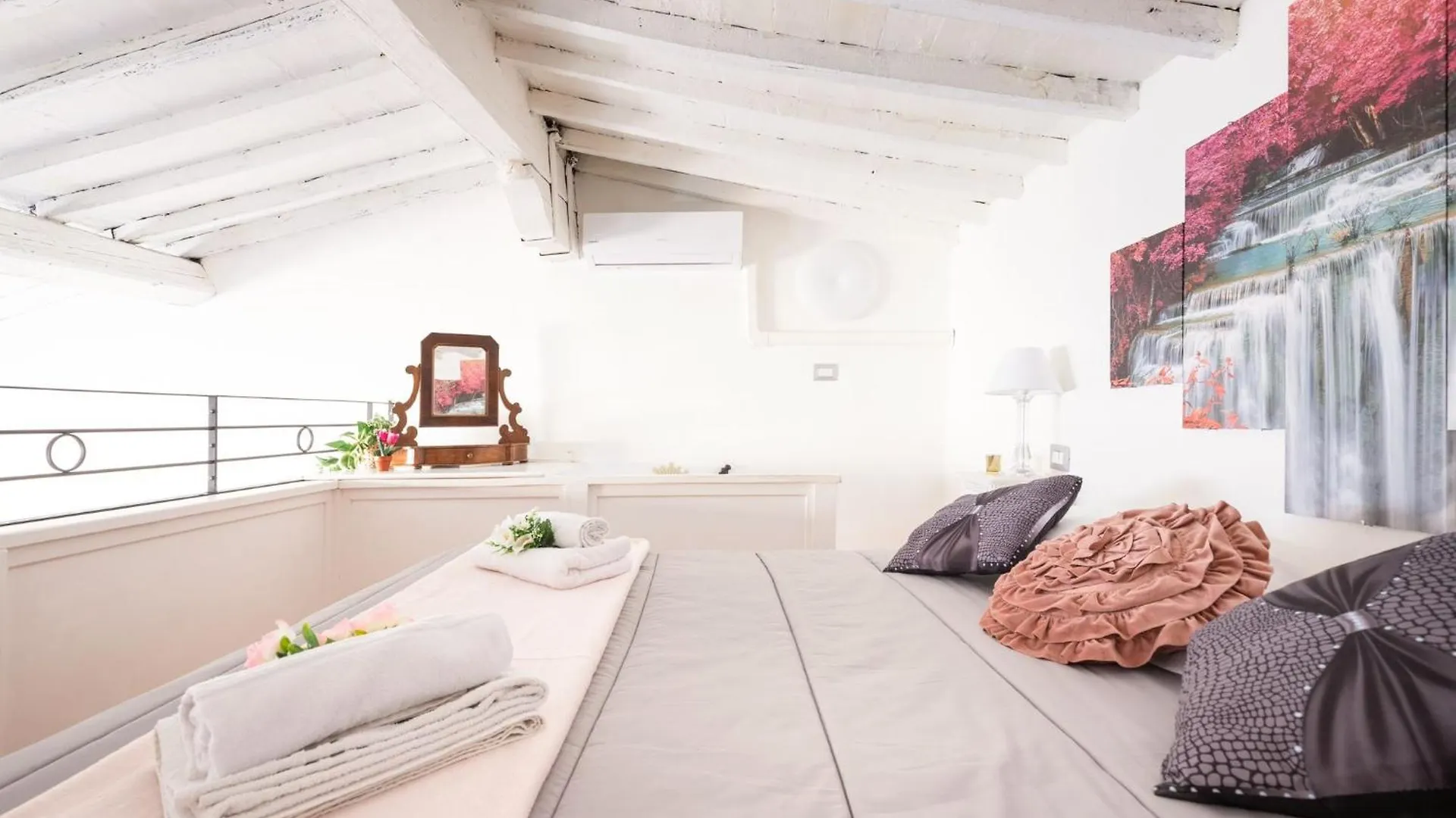 Loft Overlooking The Rooftops In Santa Croce Florence Apartment